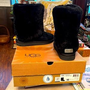 NWT UGG RARE GORGEOUS PATTEN BOOT NO LONGER AVAILABLE IN THE STATES